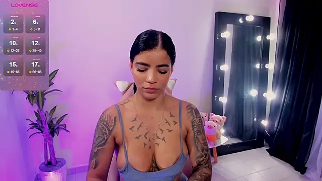 Snapshot of EmmaRusellx chatting on January 2025 04:30:02 PM EmmaRusellx online show from January 2025 04:30:02 PM