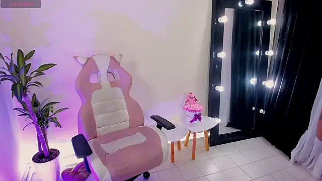 Snapshot of EmmaRusellx chatting on March 2025 04:11:01 PM EmmaRusellx online show from March 2025 04:11:01 PM