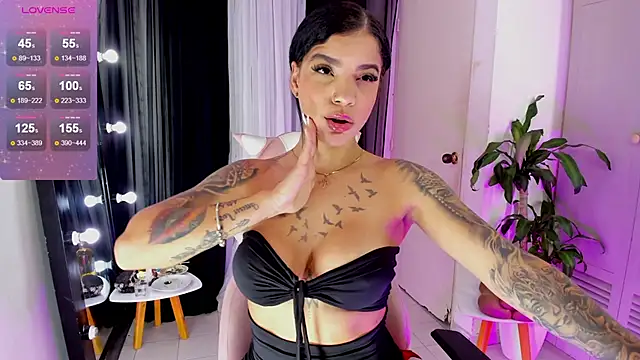 Snapshot of EmmaRusellx chatting on December 2025 11:56:02 PM EmmaRusellx online show from December 2025 11:56:02 PM