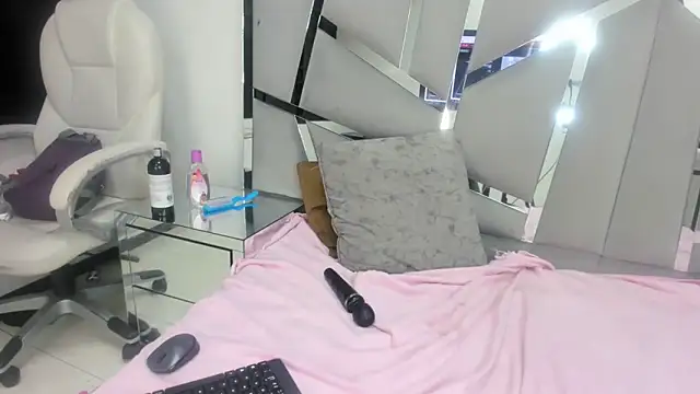 Snapshot of Catherinee69_x chatting on December 2024 09:49:01 AM Catherinee69 x online show from December 2024 09:49:01 AM