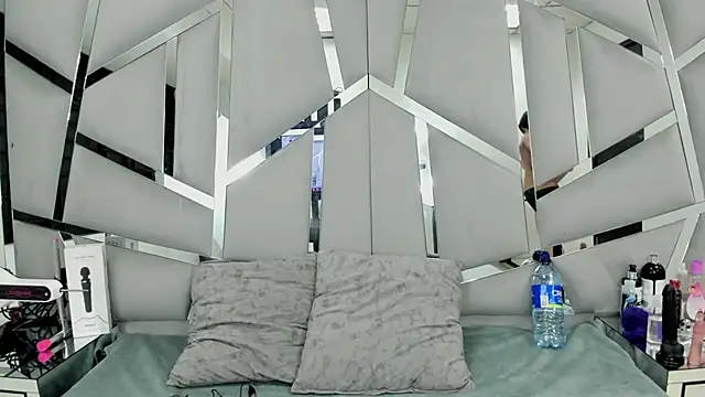 Snapshot of Catherinee69_x chatting on February 2025 04:12:01 AM Catherinee69 x online show from February 2025 04:12:01 AM