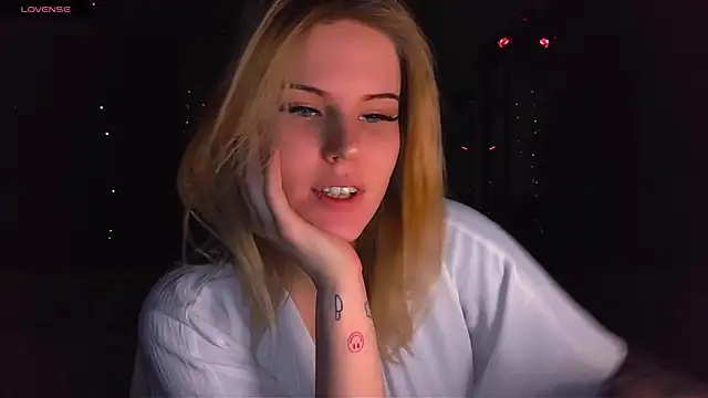 Snapshot of VoluptuousDreams chatting on January 2025 06:23:01 PM VoluptuousDreams online show from January 2025 06:23:01 PM