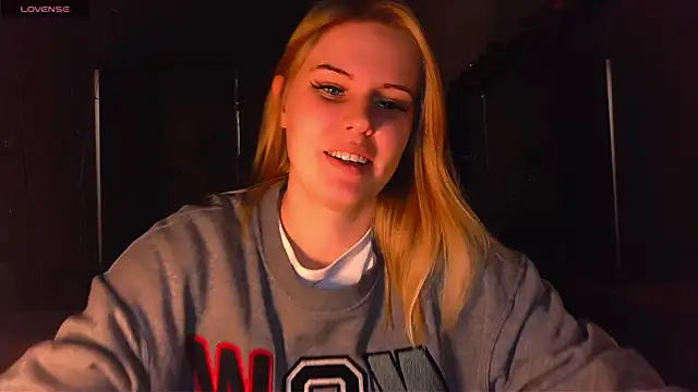 Snapshot of VoluptuousDreams chatting on February 2025 07:04:01 PM VoluptuousDreams online show from February 2025 07:04:01 PM