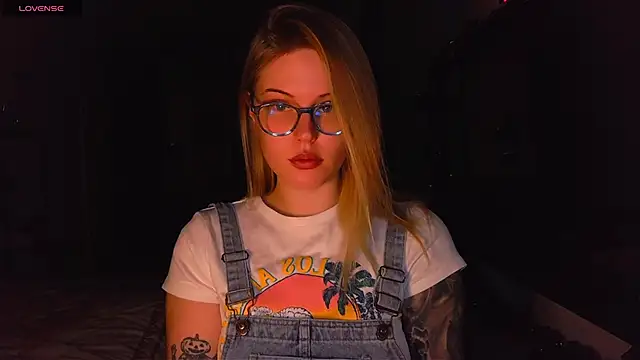 Snapshot of VoluptuousDreams chatting on February 2025 03:30:02 PM VoluptuousDreams online show from February 2025 03:30:02 PM