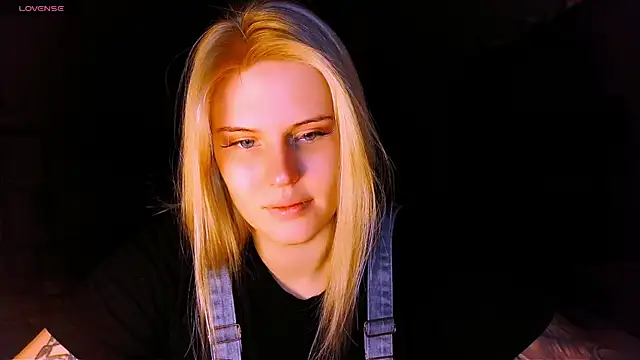 Snapshot of VoluptuousDreams chatting on March 2025 04:38:02 PM VoluptuousDreams online show from March 2025 04:38:02 PM