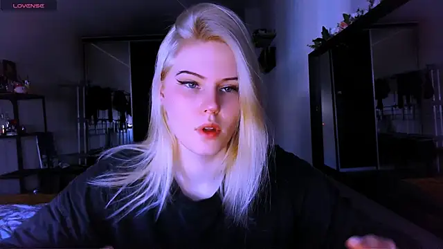 Snapshot of VoluptuousDreams chatting on March 2025 01:04:01 PM VoluptuousDreams online show from March 2025 01:04:01 PM