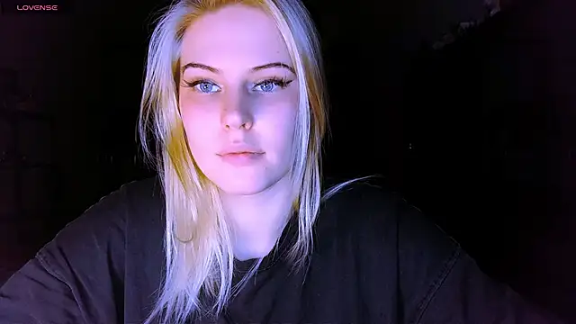 Snapshot of VoluptuousDreams chatting on March 2025 07:15:02 PM VoluptuousDreams online show from March 2025 07:15:02 PM