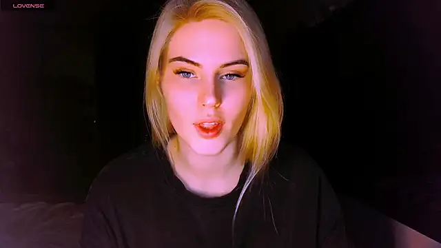Snapshot of VoluptuousDreams chatting on March 2025 04:23:01 PM VoluptuousDreams online show from March 2025 04:23:01 PM