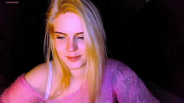 Snapshot of VoluptuousDreams chatting on March 2025 06:14:01 PM VoluptuousDreams online show from March 2025 06:14:01 PM