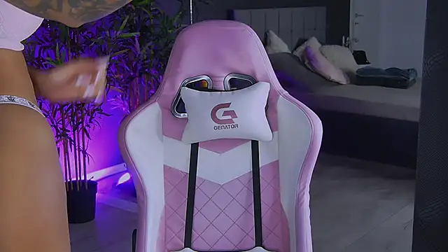 Snapshot of shayblonde chatting on December 2024 08:57:02 PM shayblonde online show from December 2024 08:57:02 PM