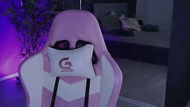 Snapshot of shayblonde chatting on December 2024 11:25:01 PM shayblonde online show from December 2024 11:25:01 PM