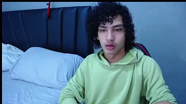 Tayronx33 online show from October 2025 06:30:01 PM