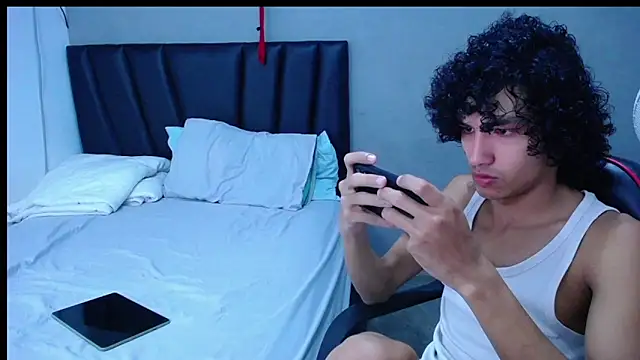 Tayronx33 online show from November 2025 06:21:01 PM