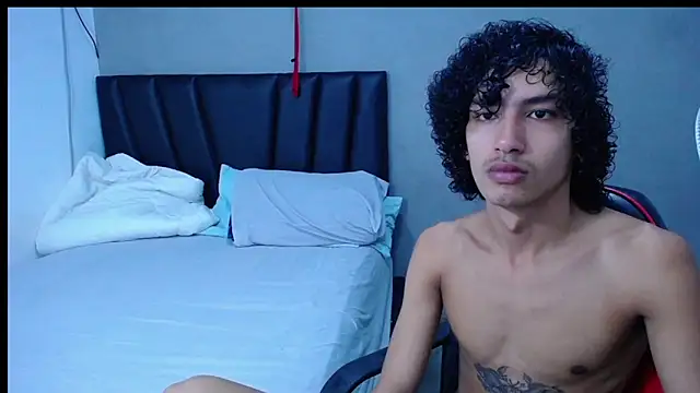 Tayronx33 online show from November 2025 04:28:02 PM