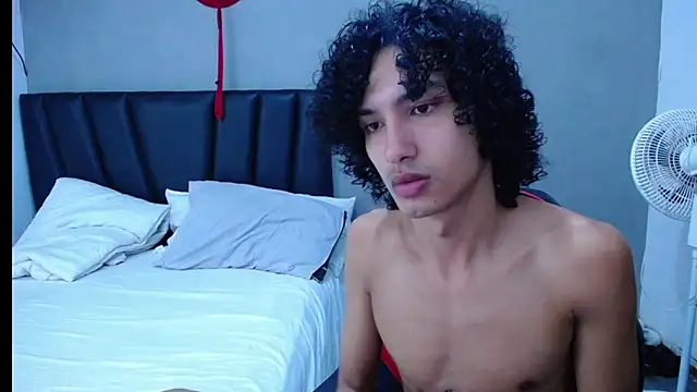 Tayronx33 online show from November 2025 05:13:02 PM