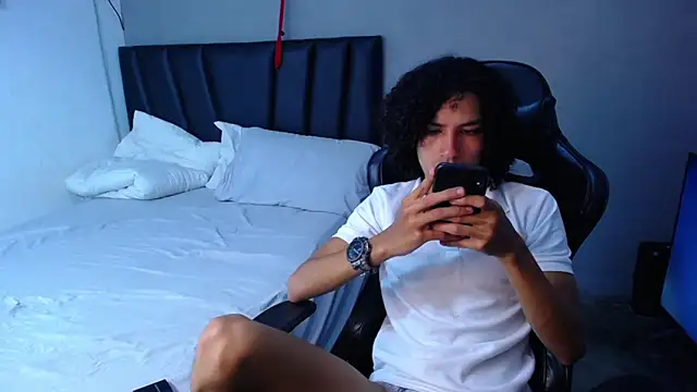 Tayronx33 online show from February 2026 05:13:02 PM