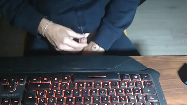 Snapshot of Adri_gard chatting on November 2025 09:15:01 PM Adri gard online show from November 2025 09:15:01 PM