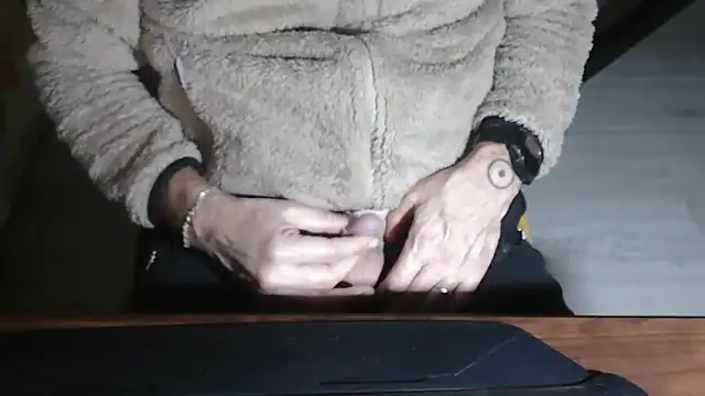 Snapshot of Adri_gard chatting on December 2025 09:22:02 PM Adri gard online show from December 2025 09:22:02 PM