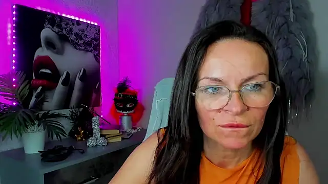 HelenLuxx online show from May 2026 02:45:01 PM