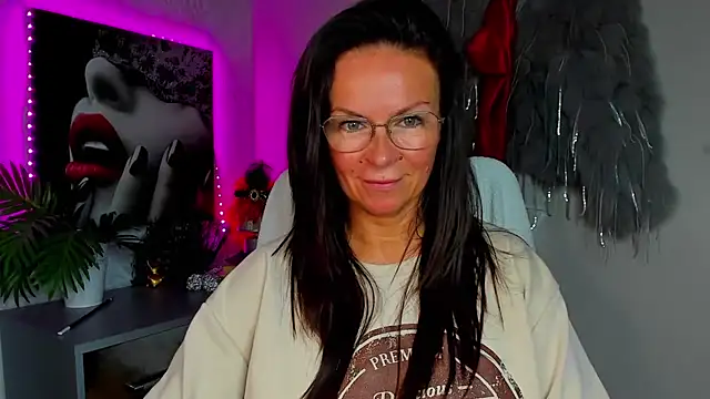HelenLuxx online show from July 2026 01:40:02 PM