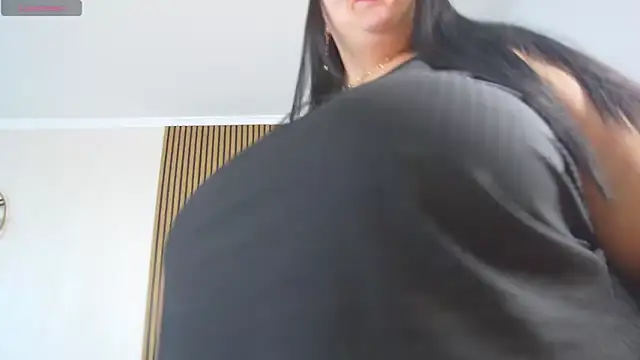 Snapshot of SofiaHanson chatting on November 2025 12:07:01 PM SofiaHanson online show from November 2025 12:07:01 PM