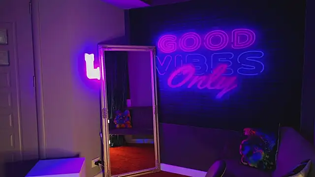 AriaVoss online show from December 2024 11:29:01 PM