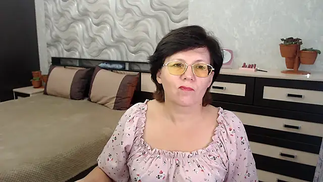 Snapshot of VitaCharm chatting on December 2024 01:36:01 AM VitaCharm online show from December 2024 01:36:01 AM