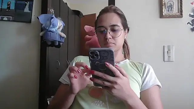 trianabell online show from May 2026 04:45:02 PM
