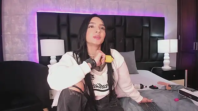 Snapshot of MiaSweeths chatting on December 2024 07:03:02 PM MiaSweeths online show from December 2024 07:03:02 PM