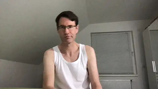 Snapshot of zxzx_cam1 chatting on January 2026 05:17:01 PM zxzx cam1 online show from January 2026 05:17:01 PM