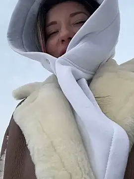 Snapshot of MooonReal chatting on December 2024 06:32:01 AM MooonReal online show from December 2024 06:32:01 AM