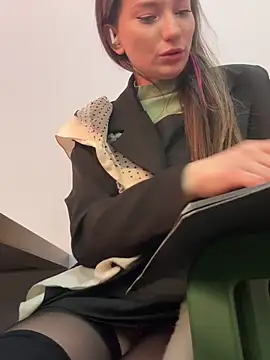 Snapshot of MooonReal chatting on January 2025 06:42:01 AM MooonReal online show from January 2025 06:42:01 AM