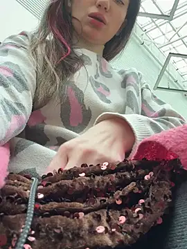 Snapshot of MooonReal chatting on March 2025 06:24:01 AM MooonReal online show from March 2025 06:24:01 AM