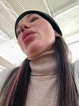 Snapshot of MooonReal chatting on March 2025 06:21:02 AM MooonReal online show from March 2025 06:21:02 AM