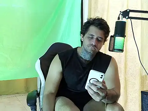 aronmiller404 online show from July 2026 02:00:01 PM