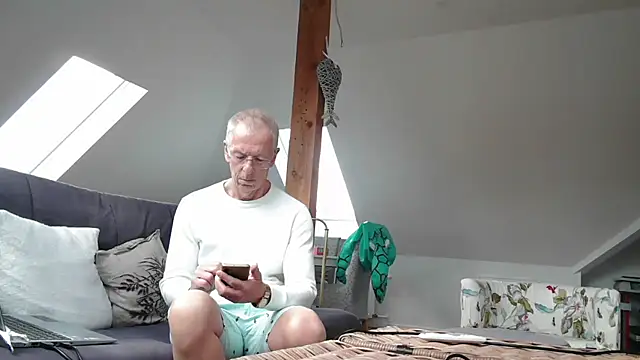 Snapshot of maxmueller321 chatting on March 2026 01:22:01 PM maxmueller321 online show from March 2026 01:22:01 PM