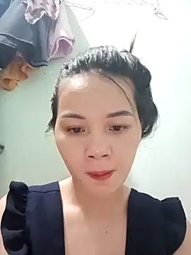 Ngoc-Trinh online show from October 2025 09:47:02 PM