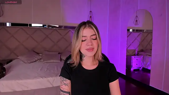 ViolettHansson online show from November 2025 06:35:01 PM
