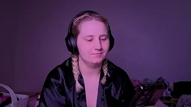Glitch Witch online show from June 2026 04:10:02 AM