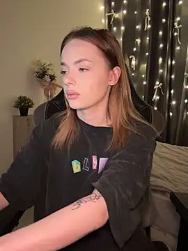 Snapshot of _MayShy_ chatting on December 2024 05:10:01 PM MayShy online show from December 2024 05:10:01 PM