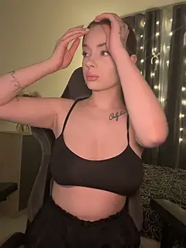 Snapshot of _MayShy_ chatting on December 2024 08:25:01 PM MayShy online show from December 2024 08:25:01 PM