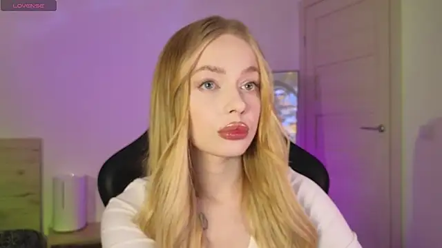 Snapshot of _MayShy_ chatting on March 2025 07:05:01 PM MayShy online show from March 2025 07:05:01 PM