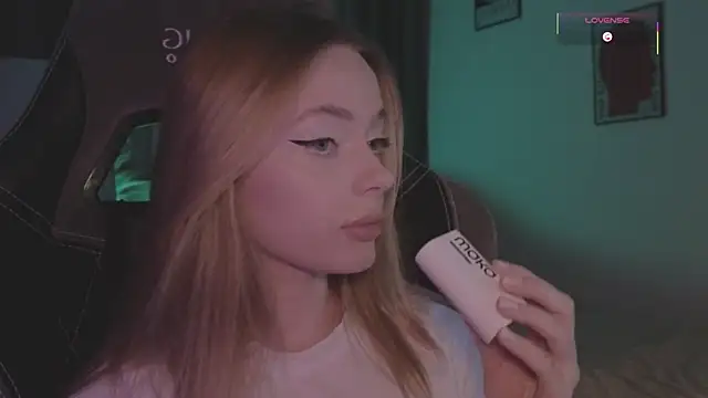 Snapshot of _MayShy_ chatting on September 2025 06:53:02 PM MayShy online show from September 2025 06:53:02 PM