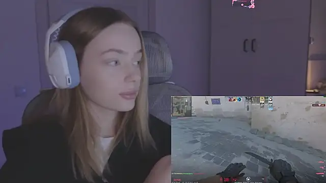 Snapshot of _MayShy_ chatting on November 2025 09:31:01 AM MayShy online show from November 2025 09:31:01 AM