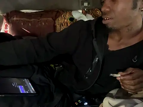 Snapshot of SlimeCrownzOut5 chatting on December 2025 07:40:02 PM SlimeCrownzOut5 online show from December 2025 07:40:02 PM