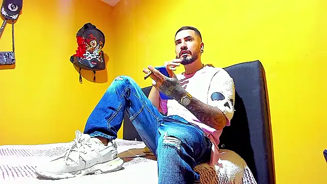 Snapshot of smoker445 chatting on December 2025 01:03:01 AM smoker445 online show from December 2025 01:03:01 AM