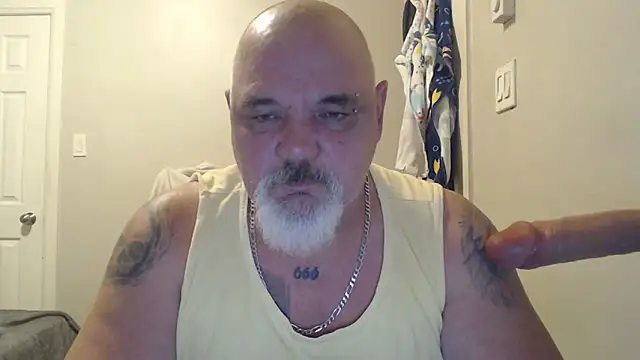 Newfiesausage1972 online show from February 2025 03:21:02 PM