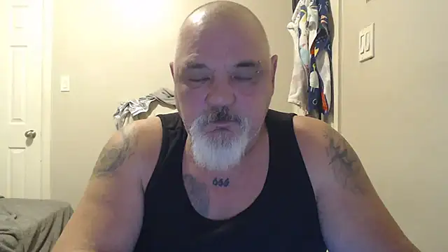 Newfiesausage1972 online show from February 2025 04:56:02 PM