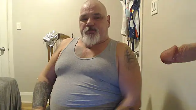 Newfiesausage1972 online show from February 2025 12:25:01 AM