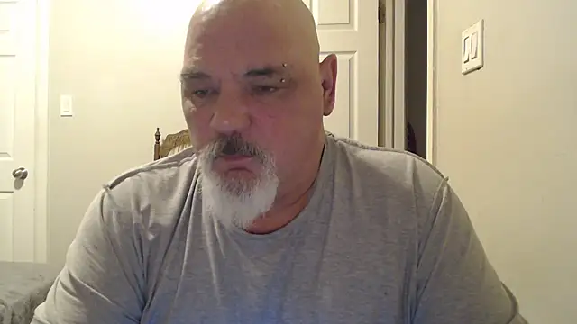 Newfiesausage1972 online show from February 2025 10:58:01 AM